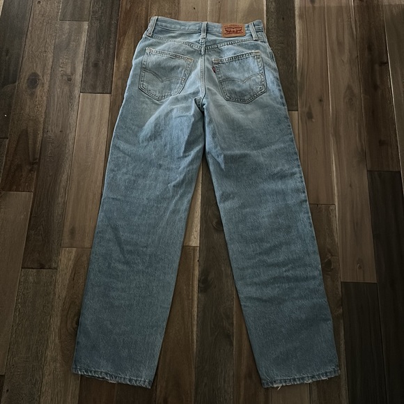 Women’s Levi’s jeans - Picture 2 of 3